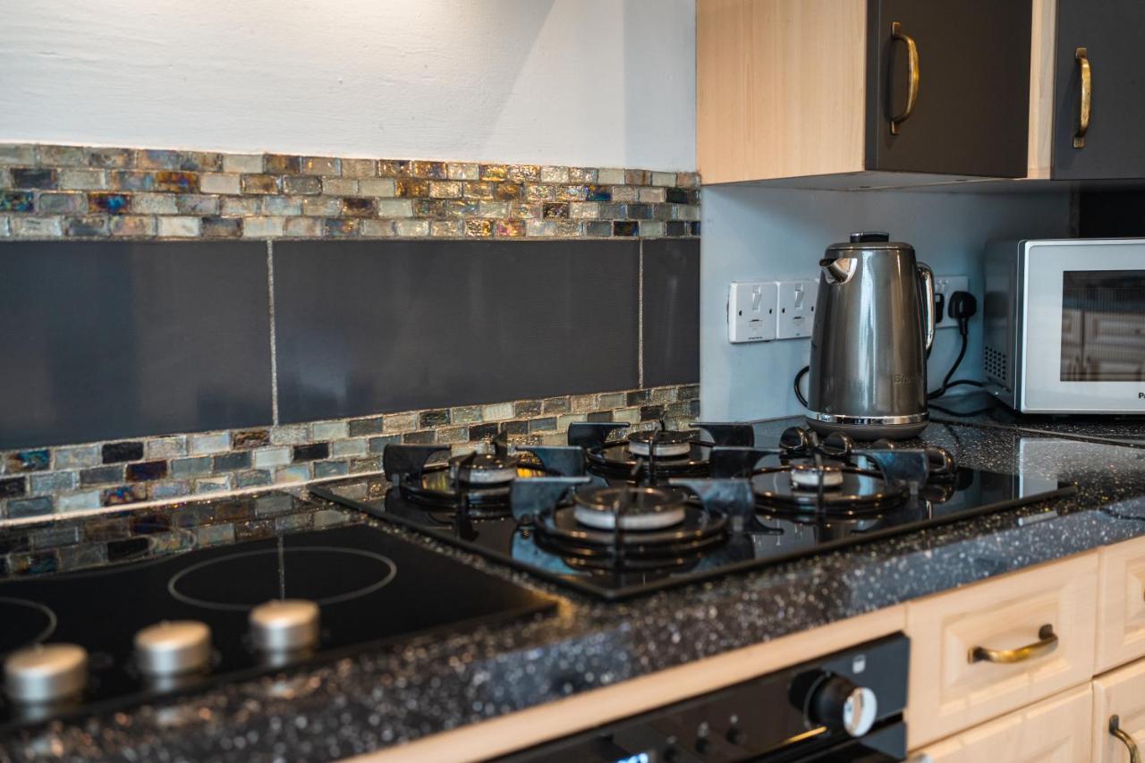 Beautiful Town House With Private Garden And Patio Villa Canford Magna Kültér fotó